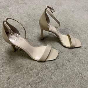 Vince Comuto! Like New!! Natural color/ patent leather sandals. 7.5 Worn twice.